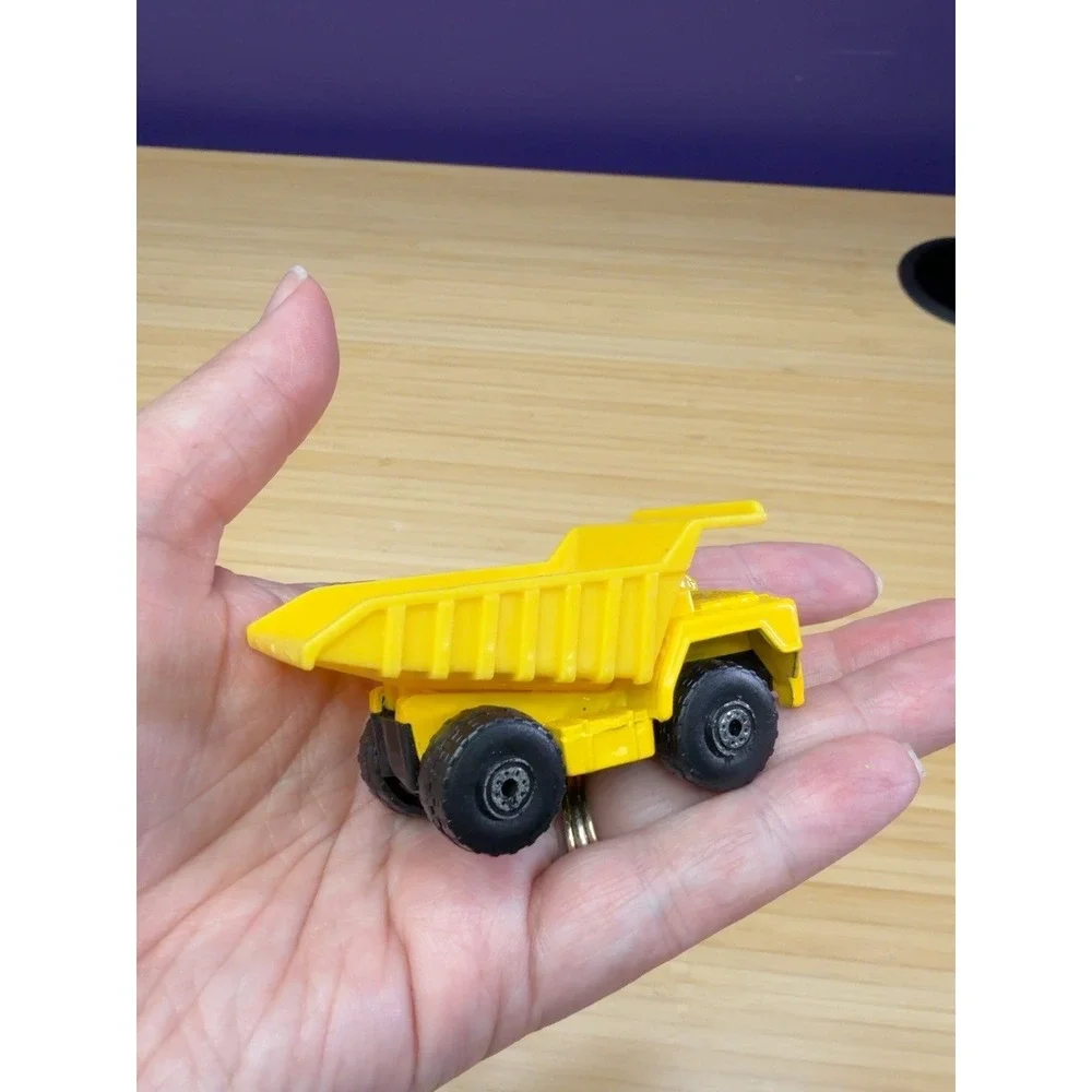 Vintage Maisto Truck Lot Soda Co Delivery Yellow Dump Truck